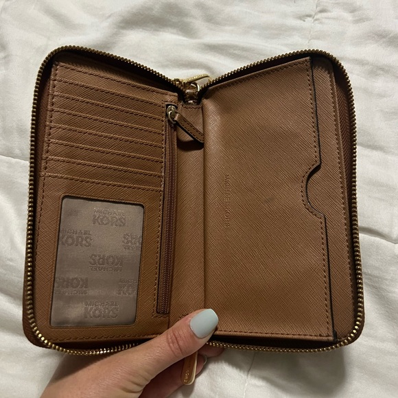 Authentic Michael Kors Wallet w/ detachable wrist band - Picture 3 of 3